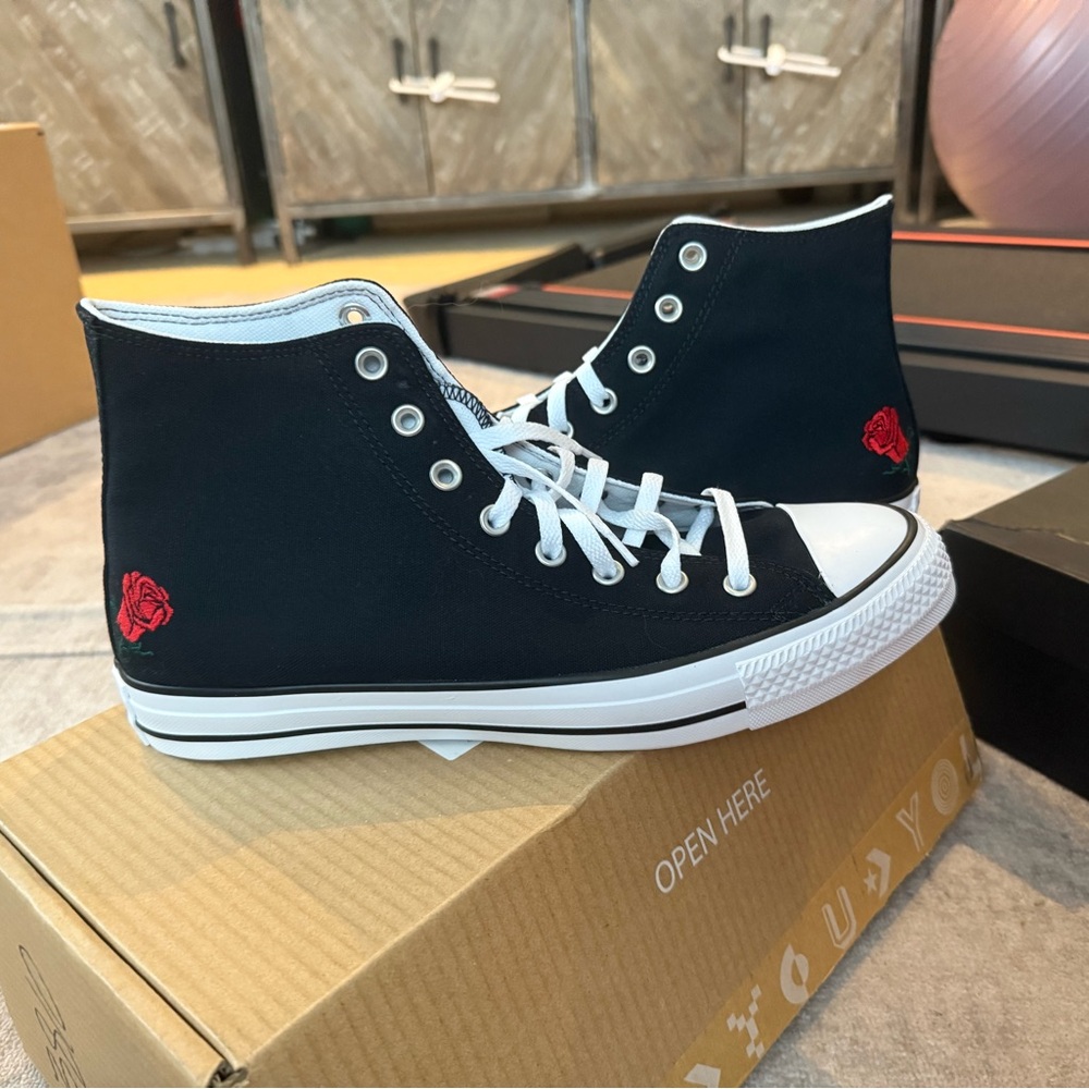 ❤️NWT🎁 MENS 11 CUSTOM VALENTINE CONVERSE IN BLACK (STILL BOXED)